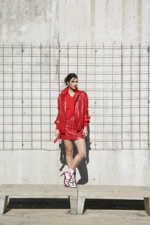 Mujer vestida de rojo. Mujer vestida de rojo.