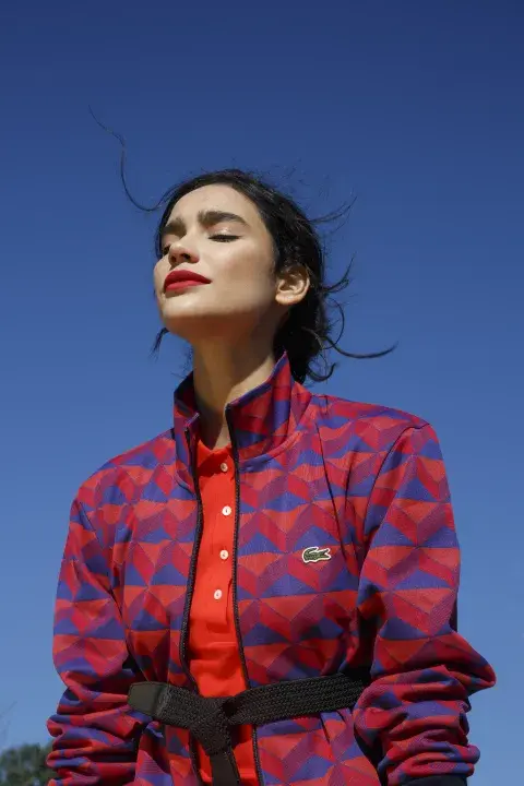 Mujer vestida de rojo. Mujer vestida de rojo.