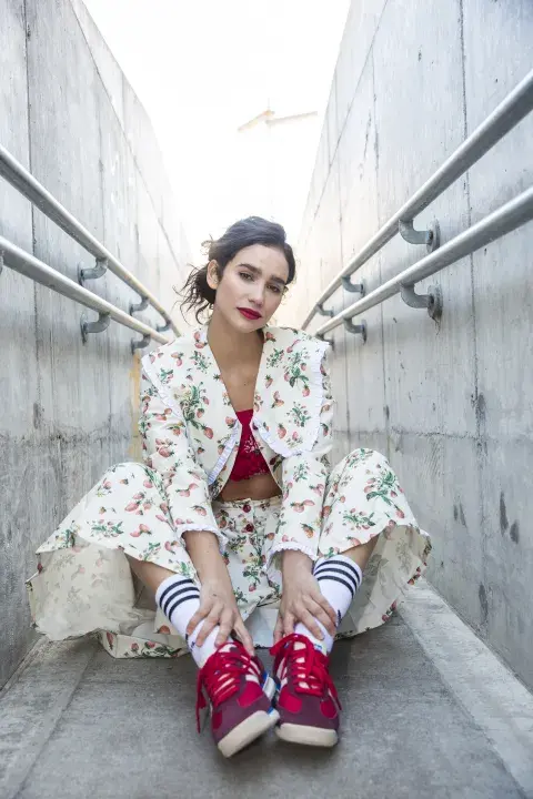 Mujer vestida de rojo. Mujer vestida de rojo.