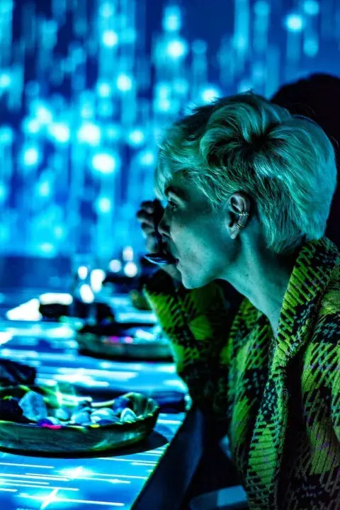 Mujer probando la experiencia Frenessi en Buenos Aires Mujer probando la experiencia Frenessi en Buenos Aires