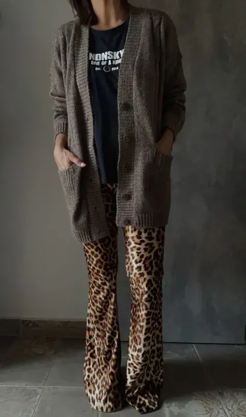 Modelo mujer usando calzas animal print. Modelo mujer usando calzas animal print.