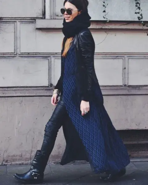 Una mujer en la calle usando botas biker. Una mujer en la calle usando botas biker.