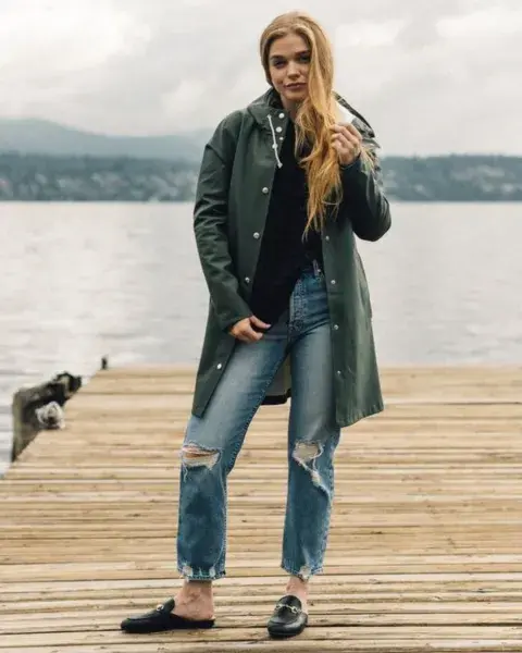 Una mujer en la calle con ropa para un día de lluvia. Una mujer en la calle con ropa para un día de lluvia.