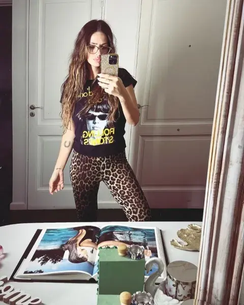 Foto de la China Suárez usando calzas animal print. Foto de la China Suárez usando calzas animal print.