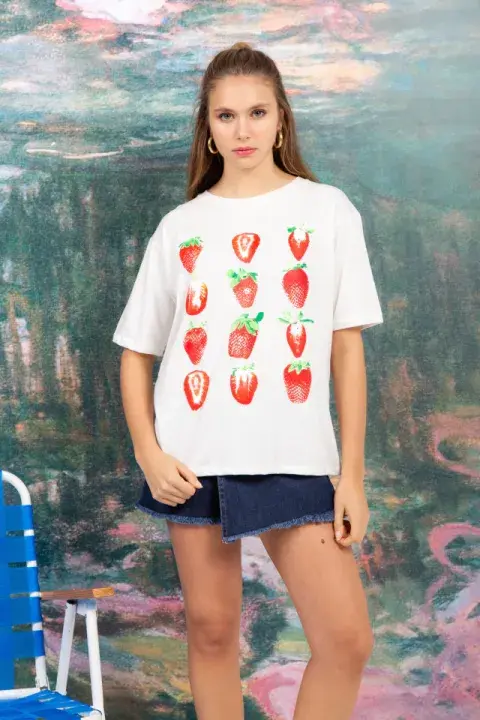 Modelo usando remera. Modelo usando remera.