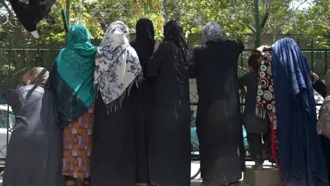 Ni las mujeres ni las niñas pueden cantar o leer en voz alta incluso en sus propias casas Ni las mujeres ni las niñas pueden cantar o leer en voz alta incluso en sus propias casas