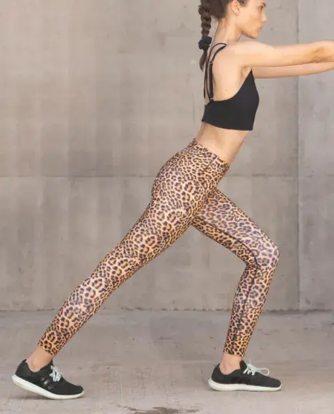 Modelo mujer usando calzas animal print. Modelo mujer usando calzas animal print.