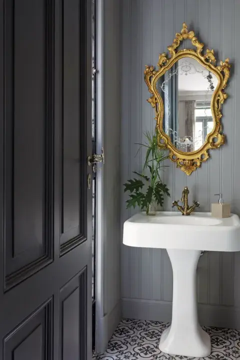 Con marco de estilo barroco en dorado, este espejo da un toque personal al toilette y completa el conjunto de elementos de otras épocas.. Con marco de estilo barroco en dorado, este espejo da un toque personal al toilette y completa el conjunto de elementos de otras épocas..