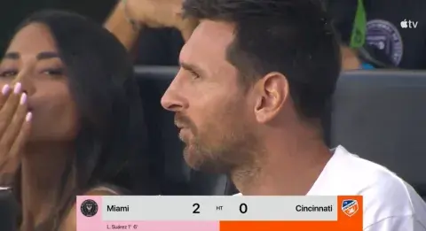 El beso a cámara de Antonela Roccuzzo durante un partido del Inter Miami. El beso a cámara de Antonela Roccuzzo durante un partido del Inter Miami.