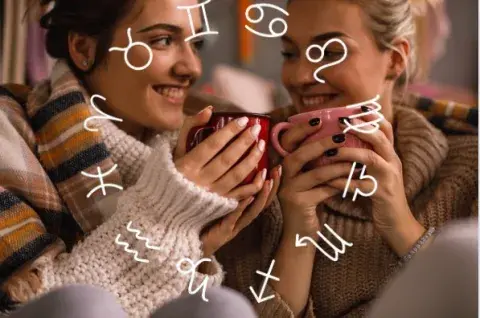 La rueda zodiacal, con los símbolos de los 12 signos astrales sobre la imagen de dos amigas compartiendo una infusión.