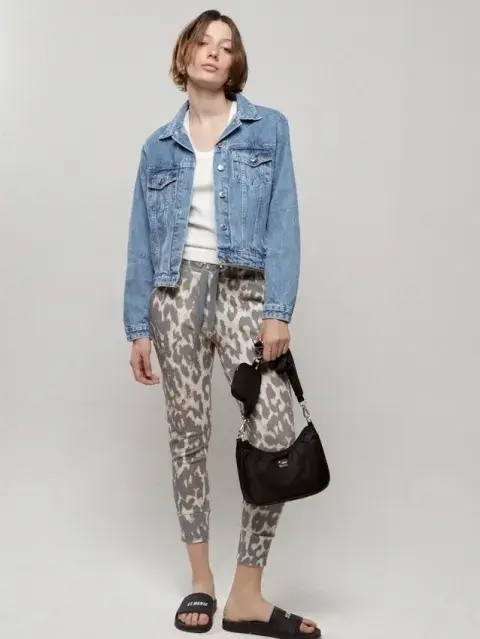 Modelo mujer usando calzas animal print Modelo mujer usando calzas animal print