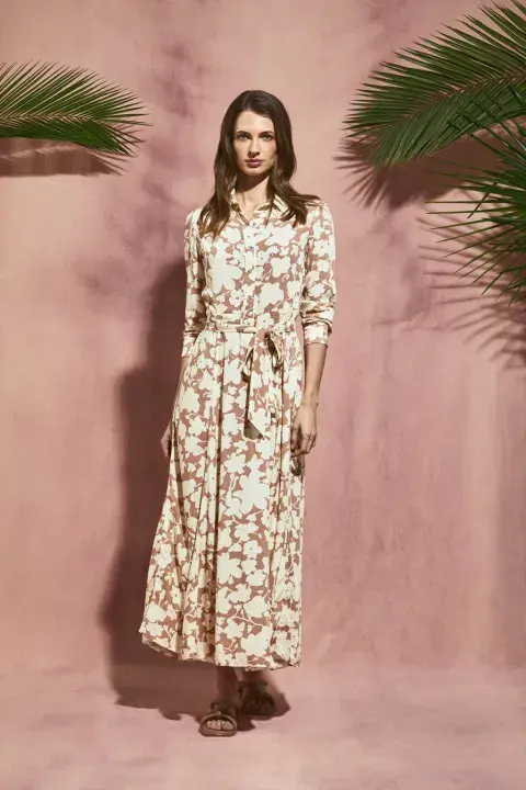 Una modelo mujer usando un vestido de primavera. Una modelo mujer usando un vestido de primavera.