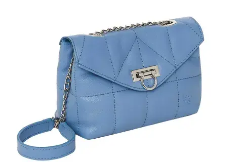 Bandolera de cuero celeste, $132.900. Bandolera de cuero celeste, $132.900.