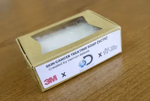 El jabón desarrollado por Heman Bekele podría ser una alternativa económica al tratamiento contra el cáncer de piel El jabón desarrollado por Heman Bekele podría ser una alternativa económica al tratamiento contra el cáncer de piel