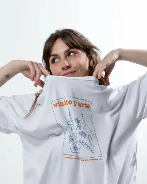 Mujer usando remera Mujer usando remera