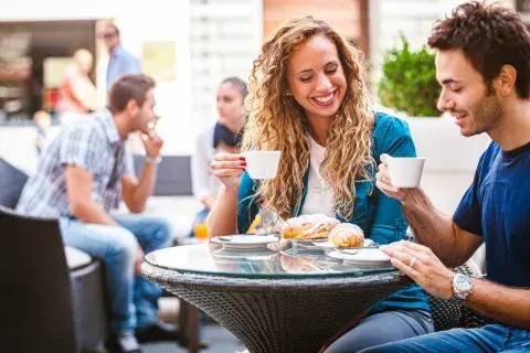El clásico desayuno porteño: café con dos medialunas El clásico desayuno porteño: café con dos medialunas