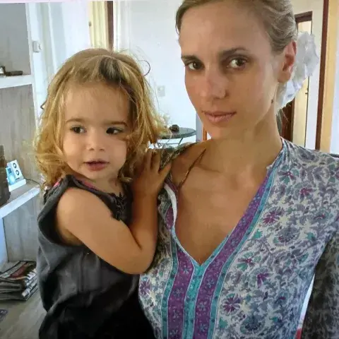 Foto de Julieta Cardinali con la pequeña Charo Calamaro. Foto de Julieta Cardinali con la pequeña Charo Calamaro.