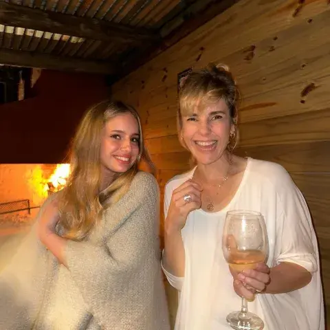 Foto de Julieta Cardinali con la adolescente Charo Calamaro. Foto de Julieta Cardinali con la adolescente Charo Calamaro.