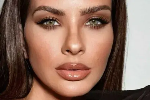 La China lució un look en tonos neutros compuesto por colores tierra tanto en las sombras, como en la base y blush que eligió para la ocasión La China lució un look en tonos neutros compuesto por colores tierra tanto en las sombras, como en la base y blush que eligió para la ocasión