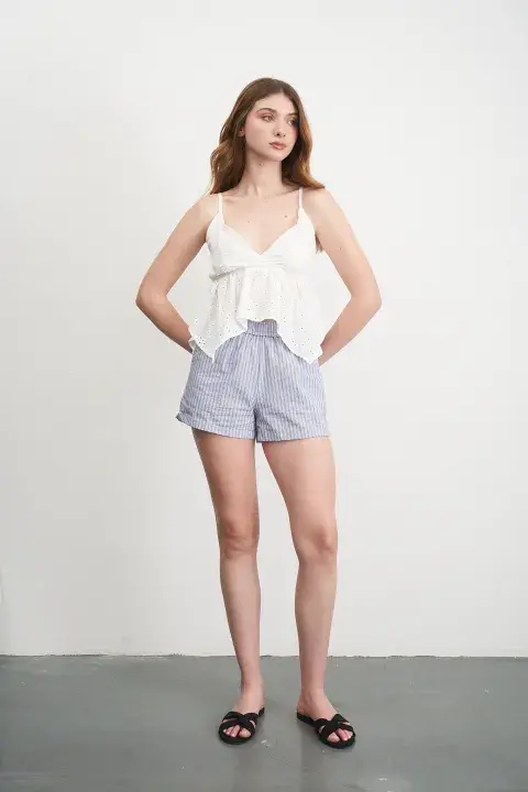 Modelo usando un short. Modelo usando un short.