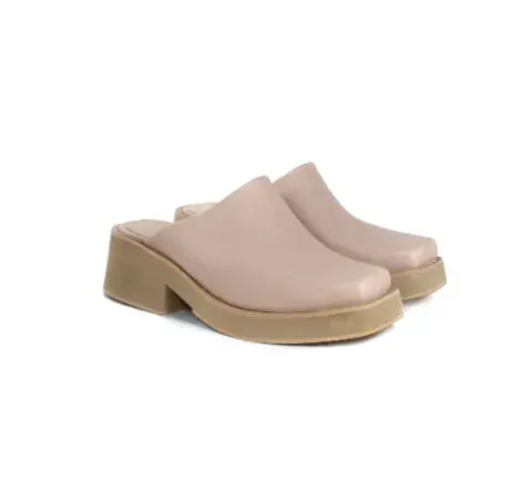 Mules con plataforma y taco. Mules con plataforma y taco.