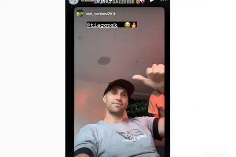 Dibu Martínez, el arquero estrella de la selección nacional de fútbol fue el encargado de publicar una historia en el que se lo puede ver a él disfrutando en familia escuchando la canción de los tres artistas Dibu Martínez, el arquero estrella de la selección nacional de fútbol fue el encargado de publicar una historia en el que se lo puede ver a él disfrutando en familia escuchando la canción de los tres artistas