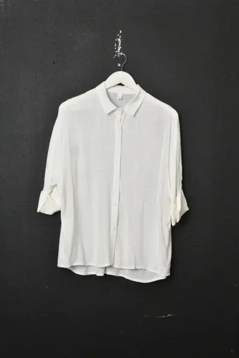 Foto de una camisa en color crudo.