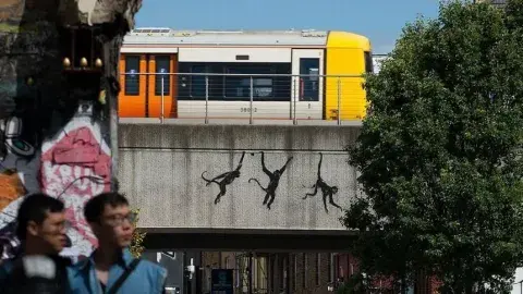 Banksy es famoso por sus imágenes enigmáticas que interpelan a los habitantes de la ciudad donde están expuestas Banksy es famoso por sus imágenes enigmáticas que interpelan a los habitantes de la ciudad donde están expuestas