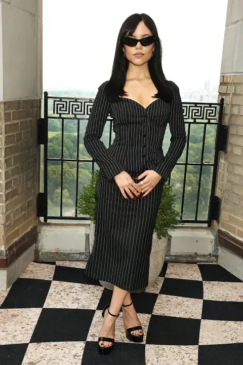 Foto del look de Jenna Ortega para Beetlejuice 2 en Nueva York. Foto del look de Jenna Ortega para Beetlejuice 2 en Nueva York.