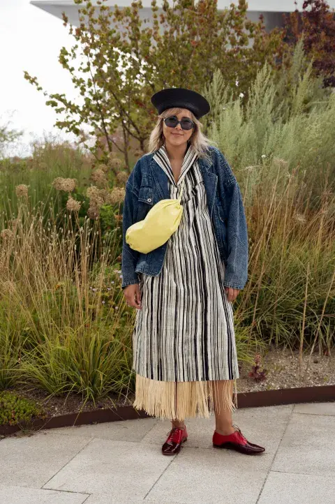 Mujer vestida con estampa rayada.