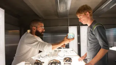 Oscar Isaac y Domhnall Gleeson en Ex-Machina, película. Oscar Isaac y Domhnall Gleeson en Ex-Machina, película.