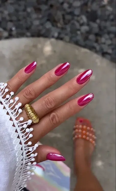 Foto de una mano con uñas cromadas. Foto de una mano con uñas cromadas.