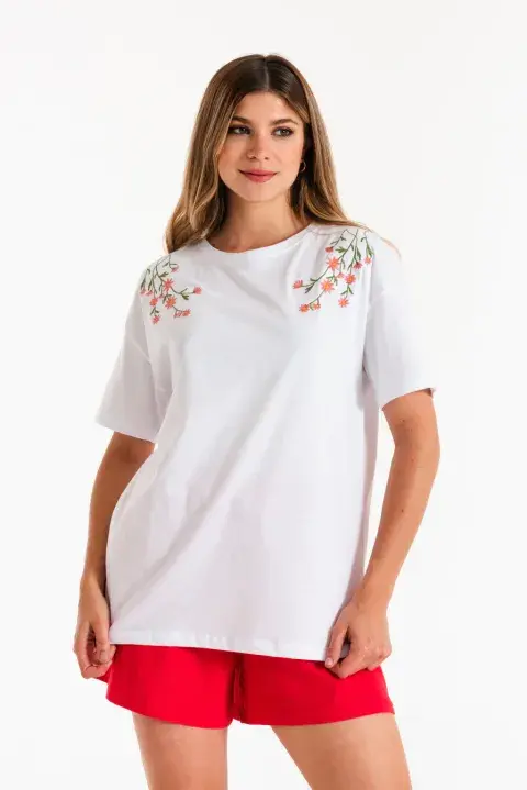 Una mujer usando una remera de Avellaneda. Una mujer usando una remera de Avellaneda.