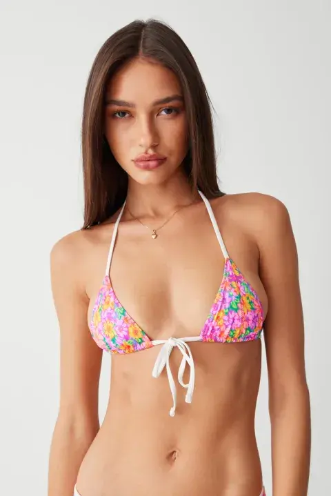 La bikini con estampado floral que Antonela Roccuzzo convirtió en tendencia. La bikini con estampado floral que Antonela Roccuzzo convirtió en tendencia.