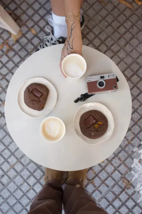 Mesa con café y cookies. Mesa con café y cookies.