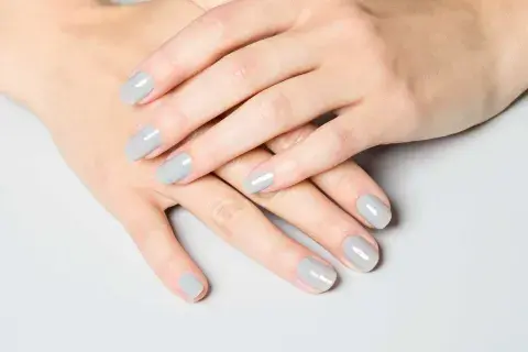 En la nueva temporada, le decimos adiós a las uñas extra largas y recibimos con los brazos abiertos a las uñas cortas en tonos monocromáticos En la nueva temporada, le decimos adiós a las uñas extra largas y recibimos con los brazos abiertos a las uñas cortas en tonos monocromáticos