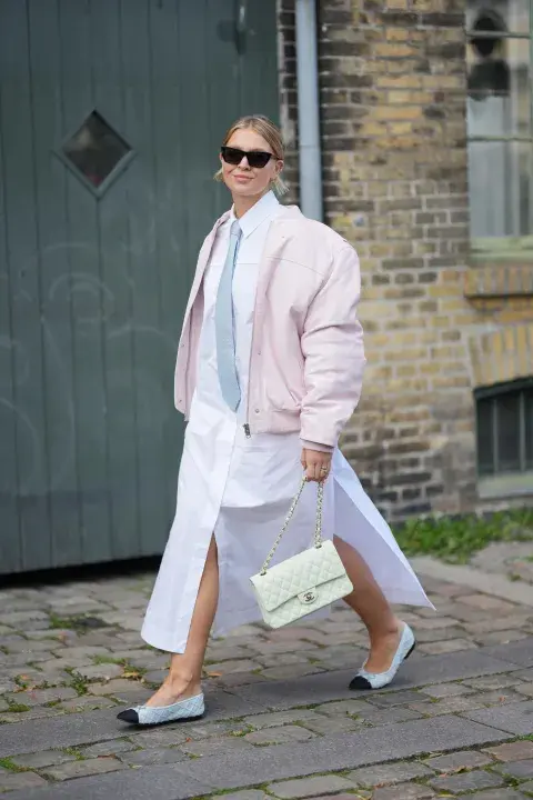 Mujer invitada a un desfile de la semana de moda en Copenhagen. Mujer invitada a un desfile de la semana de moda en Copenhagen.