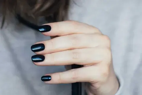 El color negro, otro hit, perfecto para un look de noche y uno de los colores que nunca decepciona entre las amantes del diseño de uñas El color negro, otro hit, perfecto para un look de noche y uno de los colores que nunca decepciona entre las amantes del diseño de uñas
