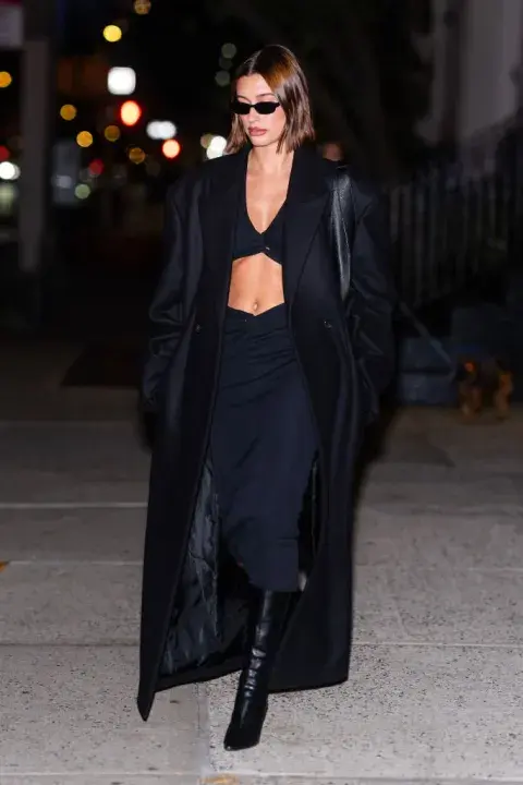 Una foto de Hailey Bieber en la calle.