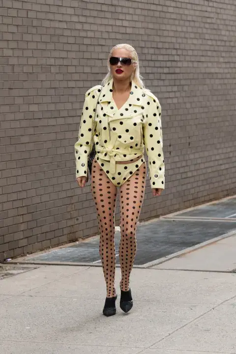 Mujer invitada a un desfile de la semana de moda en Copenhagen.