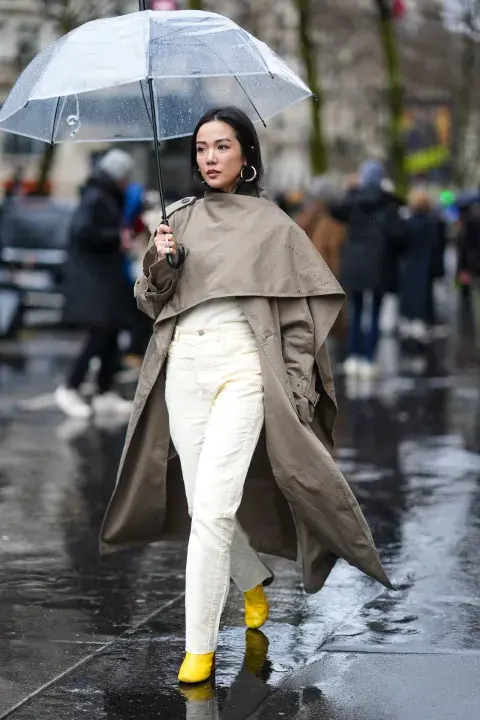 Mujer bajo la lluvia con piloto/capa Mujer bajo la lluvia con piloto/capa
