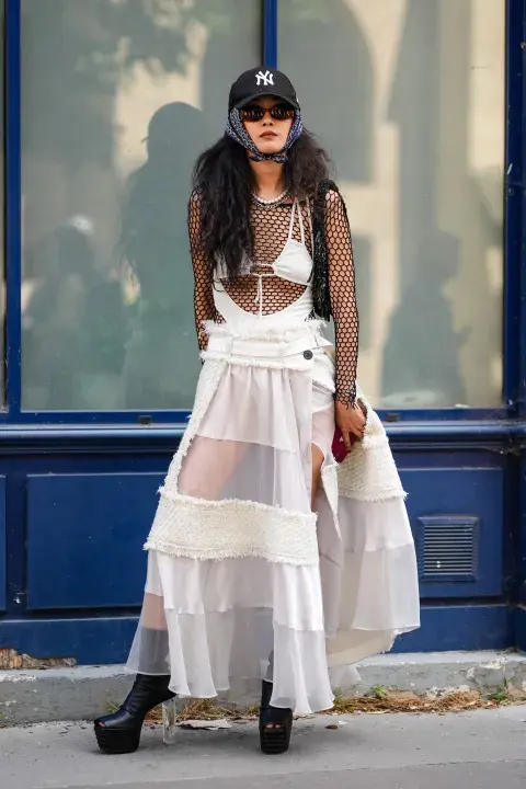 Mujer invitada a un desfile de la semana de moda en Copenhagen. Mujer invitada a un desfile de la semana de moda en Copenhagen.