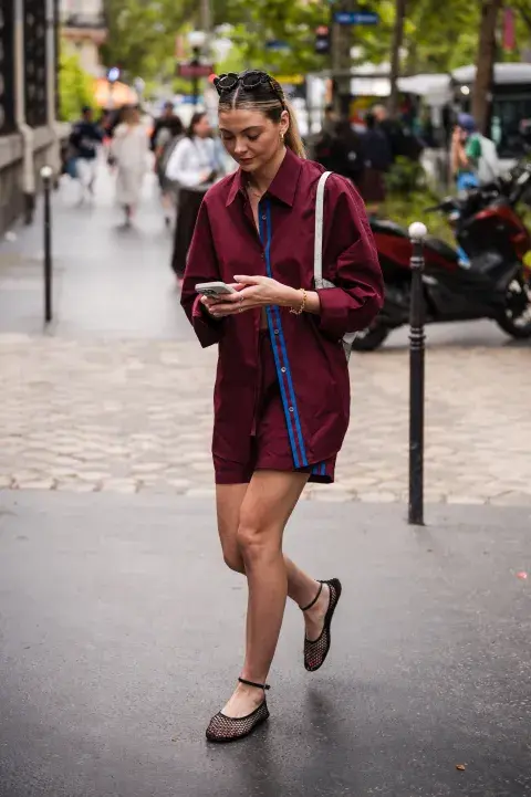 Mujer caminando por las calles de Paris. Mujer caminando por las calles de Paris.