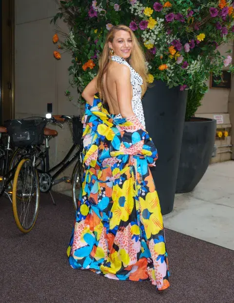 Blake Lively con otro look floral en la gira de prensa de Romper el círculo. Blake Lively con otro look floral en la gira de prensa de Romper el círculo.