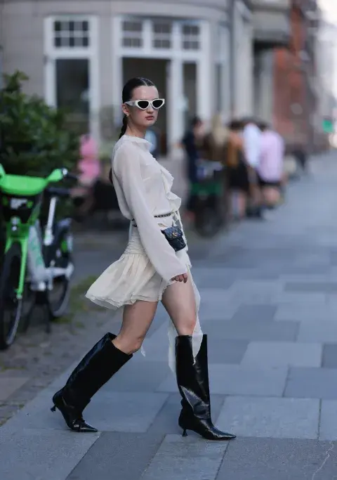 Mujer invitada a un desfile de la semana de moda en Copenhagen. Mujer invitada a un desfile de la semana de moda en Copenhagen.