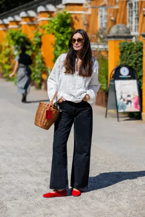 Mujer invitada a un desfile de la semana de moda en Copenhagen. Mujer invitada a un desfile de la semana de moda en Copenhagen.