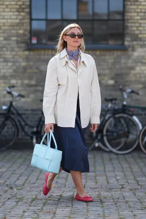 Mujer invitada a un desfile de la semana de moda en Copenhagen. Mujer invitada a un desfile de la semana de moda en Copenhagen.