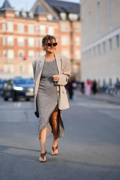 Mujer invitada a un desfile de la semana de moda en Copenhagen. Mujer invitada a un desfile de la semana de moda en Copenhagen.