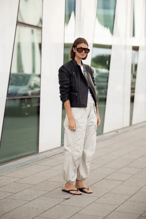 Mujer invitada a un desfile de la semana de moda en Copenhagen. Mujer invitada a un desfile de la semana de moda en Copenhagen.