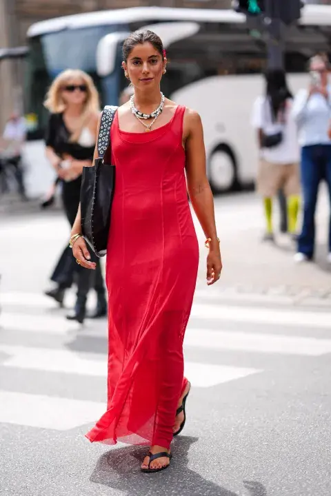 Mujer invitada a un desfile de la semana de moda en Copenhagen. Mujer invitada a un desfile de la semana de moda en Copenhagen.